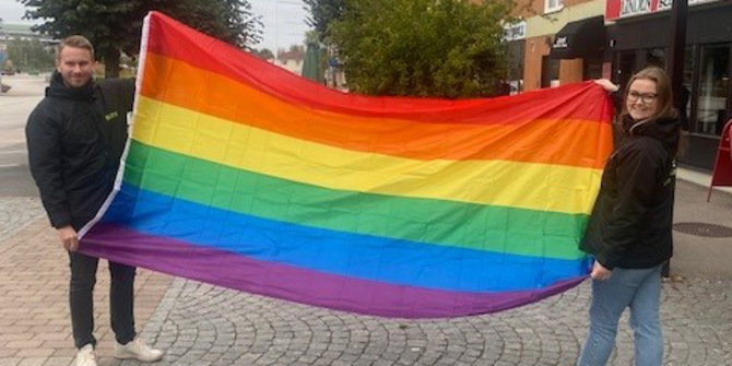 Prideflagga som hissas