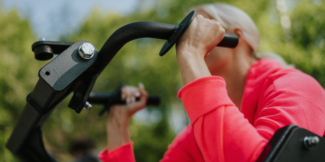 kvinna som tränar på gymmaskin