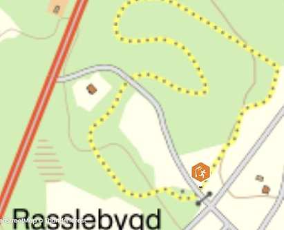Ritad kartbild som visar elljusspåret vid simhallen som en gullinje med svarta prickar.